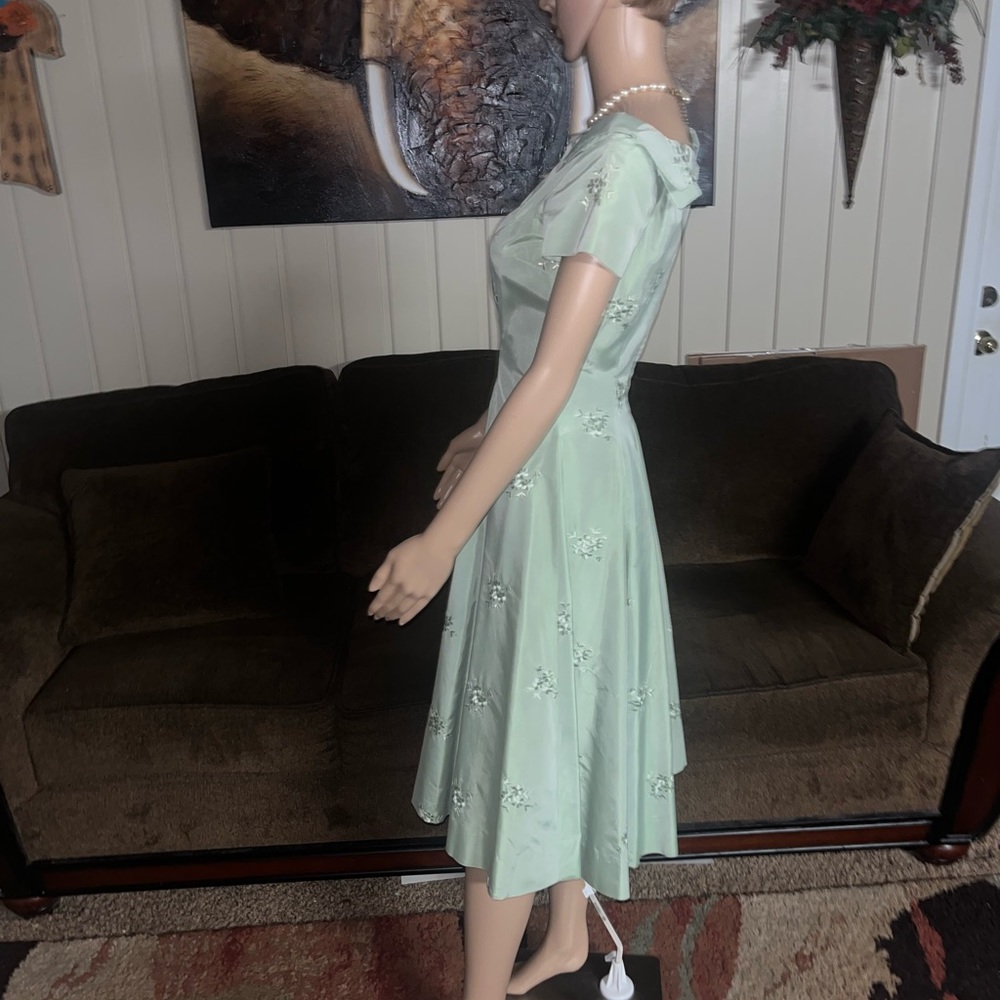 Vintage (1970’s) Mint Green Cocktail Dress W/ Floral Embroideries • Size Small - Picture 12 of 15